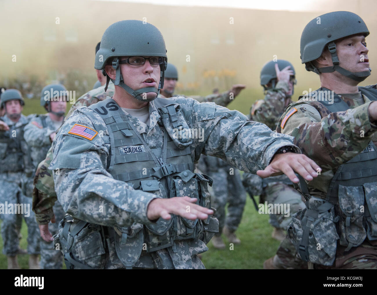 Un nuovo gruppo di esercito degli Stati Uniti in guardia nazionale officer candidati arrivati al 2° battaglione (candidato ufficiale della scuola), 218th reggimento (leader), Carolina del Sud esercito nazionale guardia, eastover, South Carolina, e siamo stati accolti dal cadre giugno 3, 2017. (L'esercito degli Stati Uniti Guardia nazionale foto di Sgt. brian calhoun) Foto Stock