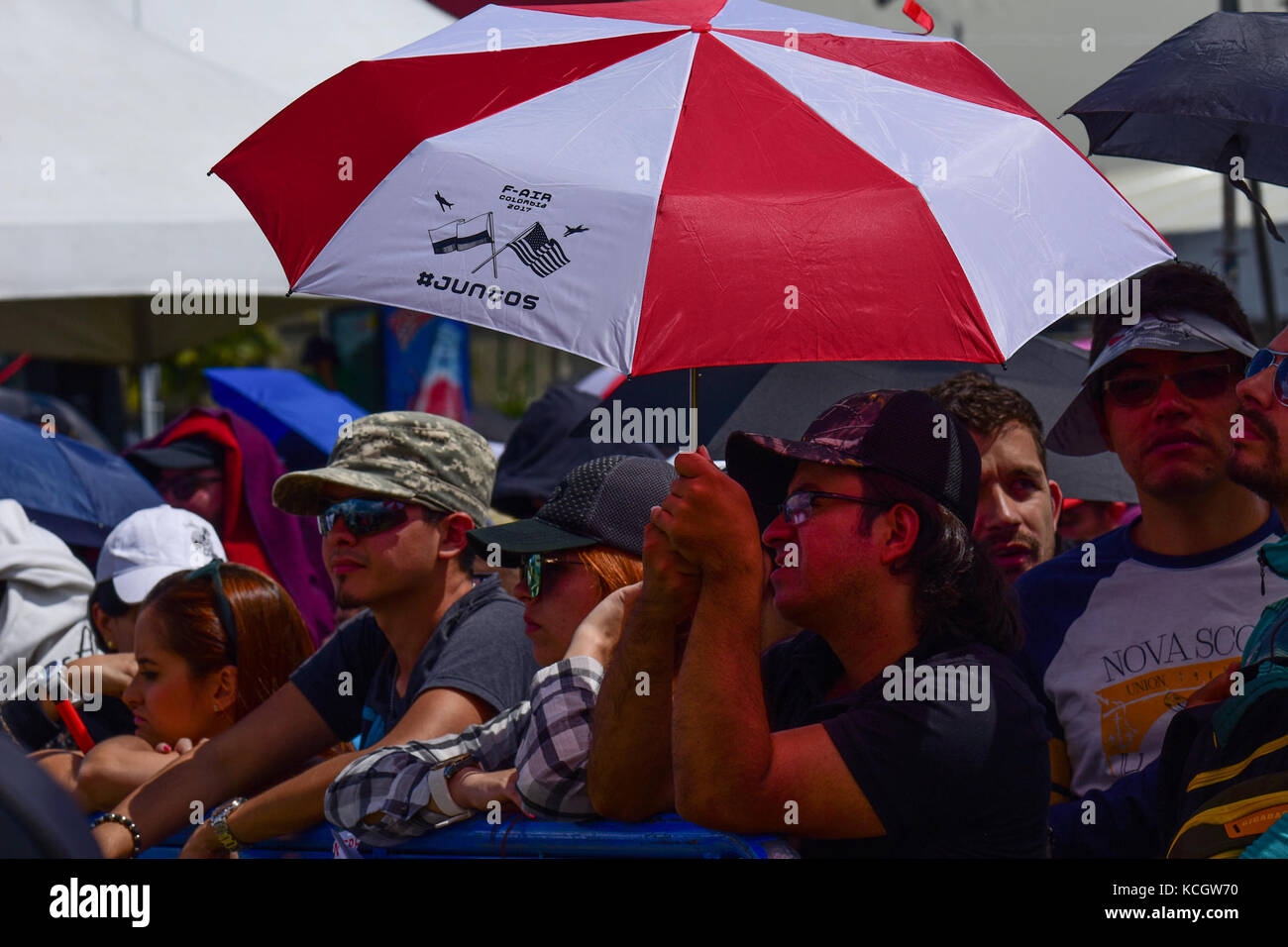 Gli ospiti potranno assistere alle dimostrazioni aeree dell'aeroporto internazionale José María Córdova durante il F-AIR Colombia 2017 a Rionegro, Colombia, 15 luglio 2017. La partecipazione militare degli Stati Uniti all'evento aereo offre l'opportunità di rafforzare le nostre relazioni militari-militari con i partner regionali e offre l'opportunità di incontrare le nostre controparti dell'aviazione colombiana e facilitare l'interoperabilità, che può essere esercitata in futuri eventi di cooperazione quali esercizi e formazione. (STATI UNITI Air National Guard foto di Senior Airman Megan Floyd) Foto Stock