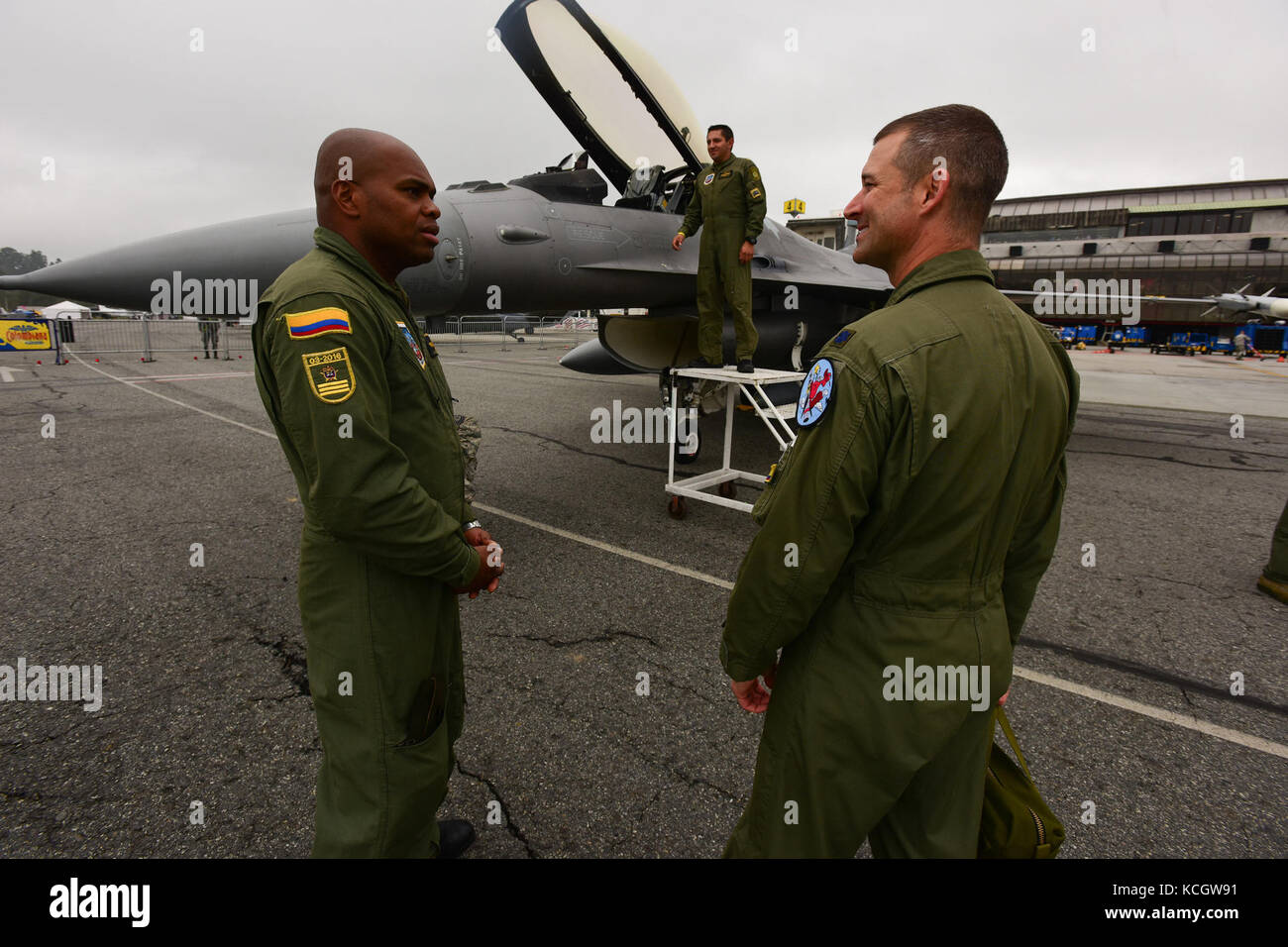 Jeff Beckham, un pilota da combattimento assegnato al 157° Squadrone dei combattenti, parla ai membri della polizia nazionale colombiana dopo la Feria Aeronautica Internacional - Colombia 2017 all'aeroporto internazionale José María Córdova di Rionegro, Colombia, 17 luglio 2017. L'aeronautica degli Stati Uniti ha partecipato alla fiera aerea di quattro giorni con due South Carolina Air National Guard F-16 come schermi statici, oltre a schermi statici di un KC-135, KC-10, e una dimostrazione aerea F-16 del Viper East Demo Team del comando di combattimento aereo. Partecipazione militare degli Stati Uniti all'Air Show pr Foto Stock