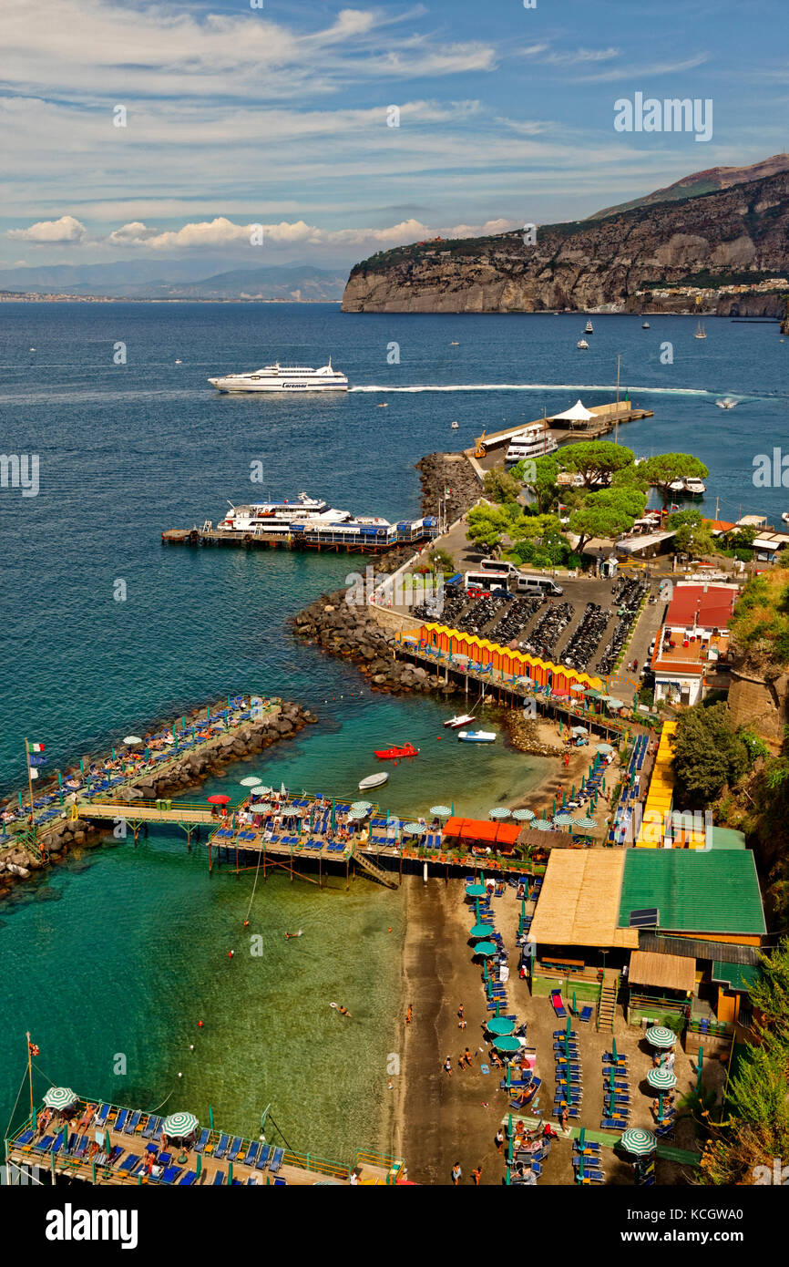 Porto di Sorrento sul mare del Golfo di Napoli in Campania, Italia. Foto Stock