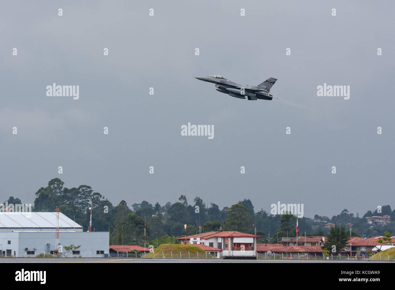 Un aereo da combattimento US Air Force F-16 Fighting Falcon assegnato alla 169a Fighter Wing della Guardia Nazionale aerea del South Carolina decade dopo la Feria Aeronautica Internacional - Colombia 2017 all'aeroporto internazionale José María Córdova di Rionegro, Colombia, 17 luglio 2017. L'aeronautica degli Stati Uniti ha partecipato alla fiera aerea di quattro giorni con due South Carolina Air National Guard F-16 come schermi statici, oltre a schermi statici di un KC-135, KC-10, e una dimostrazione aerea F-16 del Viper East Demo Team del comando di combattimento aereo. La partecipazione militare degli Stati Uniti all'Air Show fornisce un'ottica Foto Stock