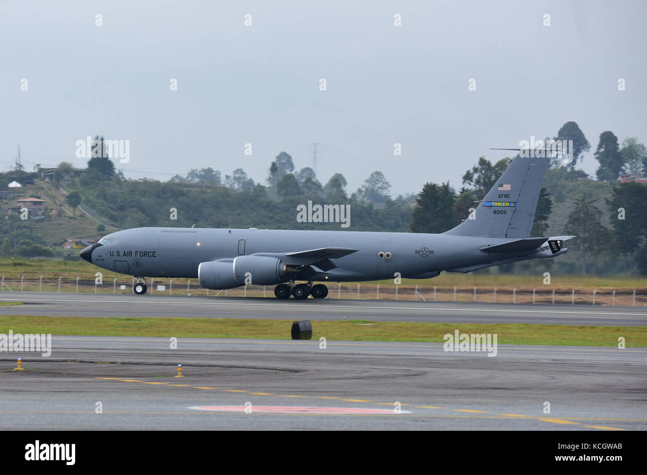 Una Stratotanker US Air Force KC-135 assegnata alla 507a ala di rifornimento dell'aria alla base dell'aeronautica di Tinker, decolli dopo la Feria Aeronautica Internacional - Colombia 2017 all'aeroporto internazionale José María Córdova di Rionegro, Colombia, 17 luglio 2017. L'aeronautica degli Stati Uniti ha partecipato alla fiera aerea di quattro giorni con due South Carolina Air National Guard F-16 come schermi statici, oltre a schermi statici di un KC-135, KC-10, e una dimostrazione aerea F-16 del Viper East Demo Team del comando di combattimento aereo. La partecipazione militare degli Stati Uniti all'Air Show offre l'opportunità di streng Foto Stock