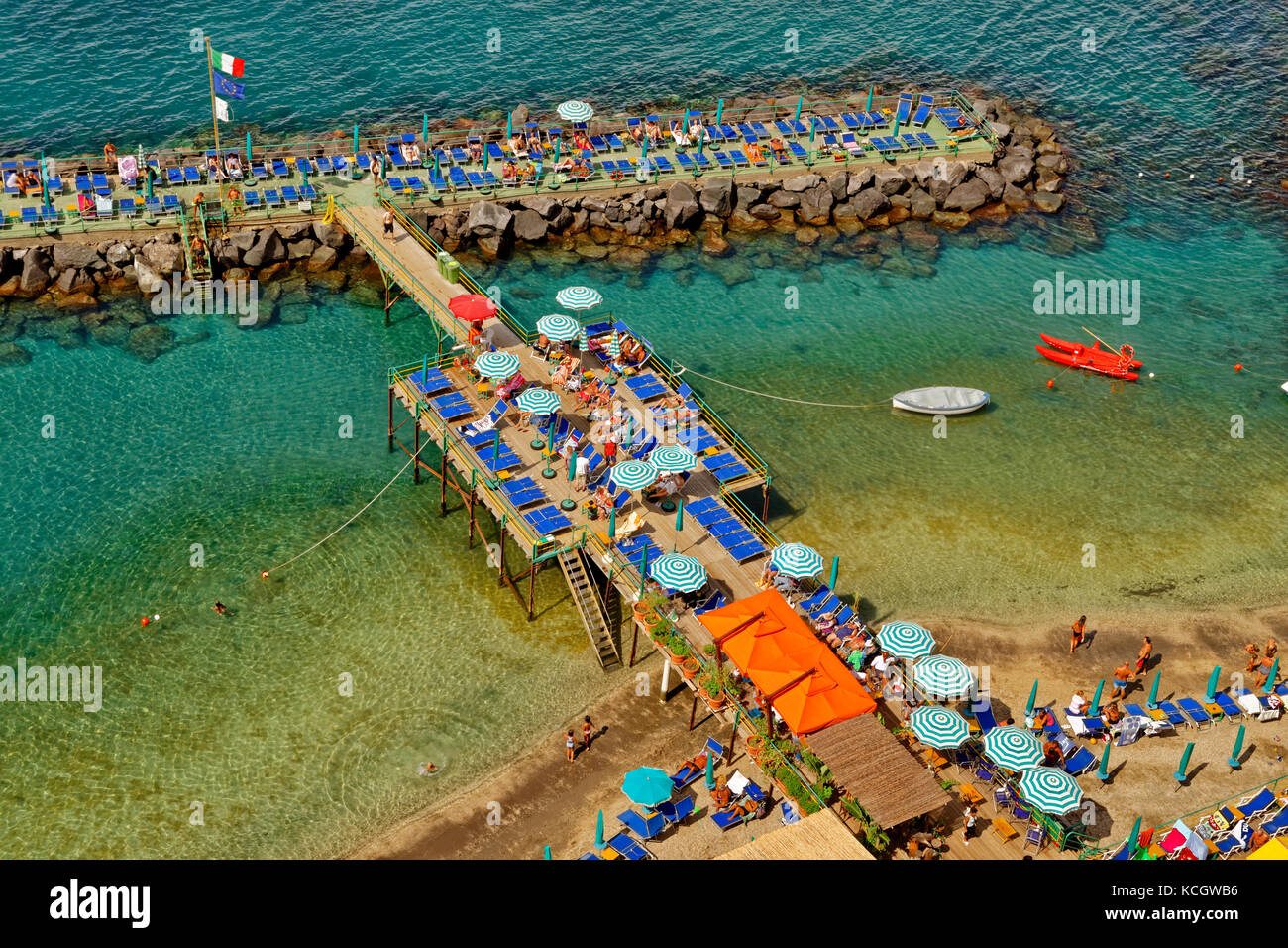 Pontile per prendere il sole a Sorrento per la Baia di Napoli, Italia. Foto Stock