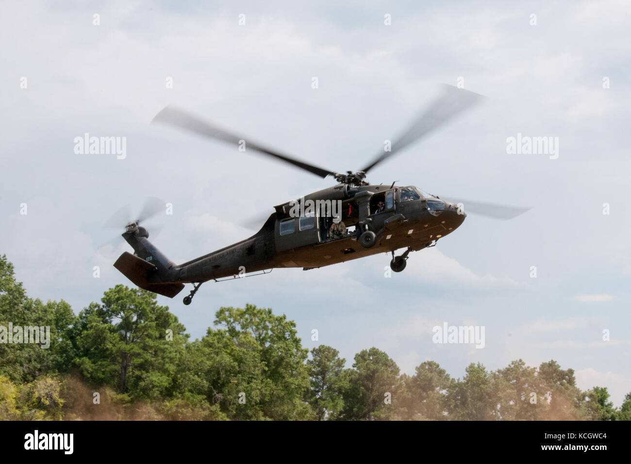 La squadra di soccorso acquatico della Guardia Nazionale del South Carolina (SC-HART), insieme ai soldati dell'esercito colombiano presso la South Carolina Fire Academy di Columbia, South Carolina, il 20 luglio 2017. Il team SC-HART ha esaminato le tecniche di addestramento utilizzate per salvare vite umane, inclusa una dimostrazione di salvataggio delle lettiere d'acqua utilizzando l'elicottero UH-60 Blackhawk. La Guardia Nazionale del South Carolina e il paese della Colombia hanno una partnership di stato sotto il National Guard Bureau che è iniziato nel luglio 2012. (STATI UNITI Guardia Nazionale dell'esercito foto di 1° Lt. Cody Denson) Foto Stock