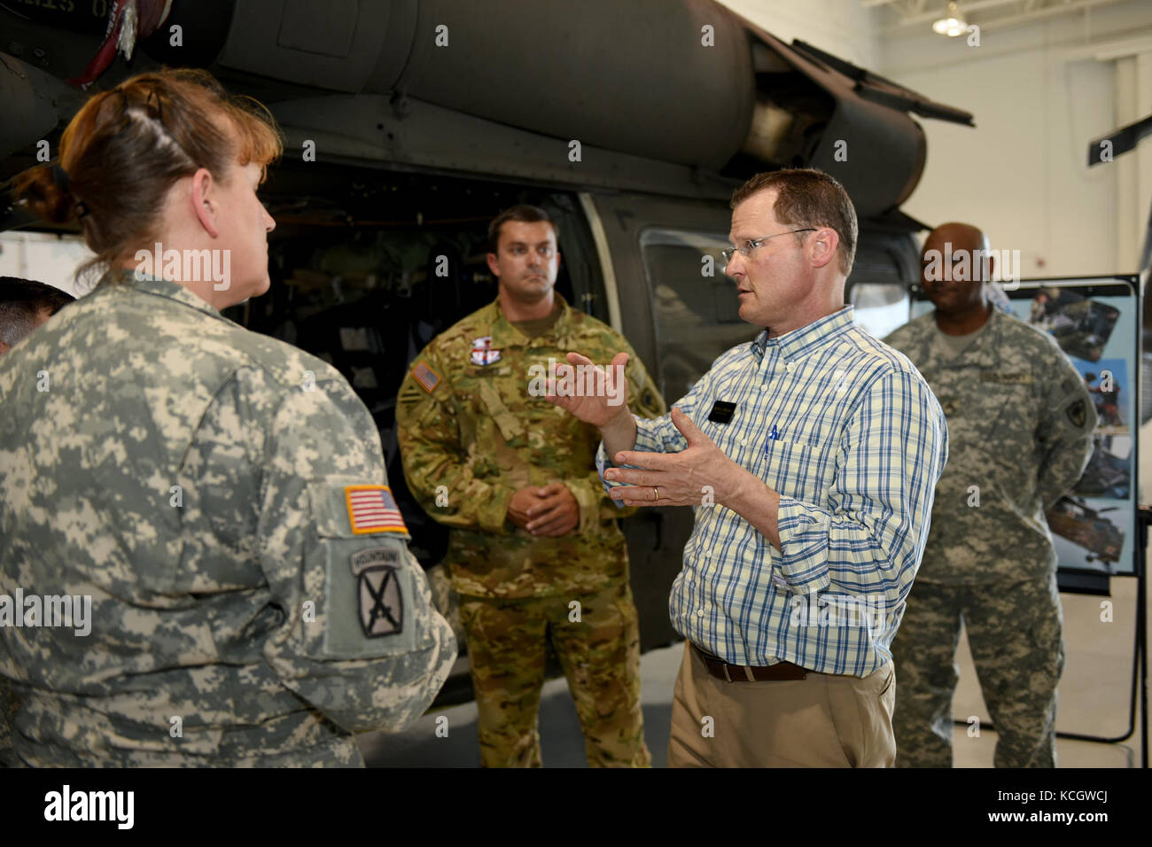 Carolina del Sud il luogotenente governatore kevin l. bryant parla con l'esercito degli Stati Uniti Guardia nazionale uh-60 i piloti di elicottero a mcentire comune di Guardia nazionale base, 21 luglio 2017. lt. governatore bryant ha parlato con la Carolina del Sud aria esercito e guardia nazionale leadership sulle missioni di base e ha ricevuto un parabrezza tour dell'installazione con orientamenti dei vari aerei operati da Carolina del Sud la guardia nazionale aviatori e soldati. (U.s. Air National Guard foto di Comandante Sergente caycee watson) Foto Stock