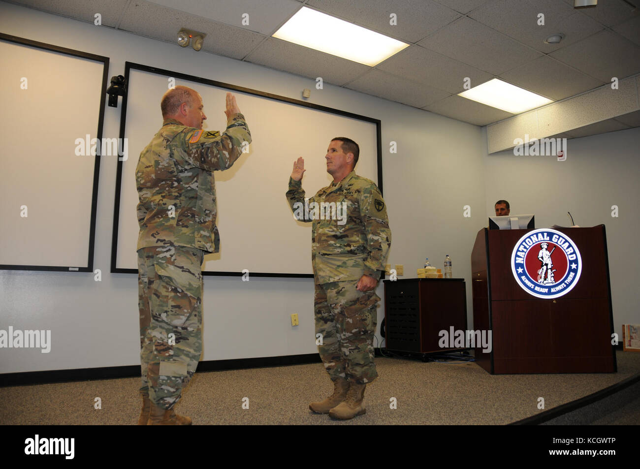 Esercito degli Stati Uniti in lt. col. Michael h. murphy iii, stato giudice militare, Carolina del Sud esercito nazionale guardia, è promosso al grado di colonnello nel corso di una cerimonia tenutasi presso l'aiutante generale di edificio in Columbia, nella Carolina del Sud, 6 agosto 2017. (L'esercito degli Stati Uniti Guardia nazionale foto da 1lt. cody i. denson) Foto Stock