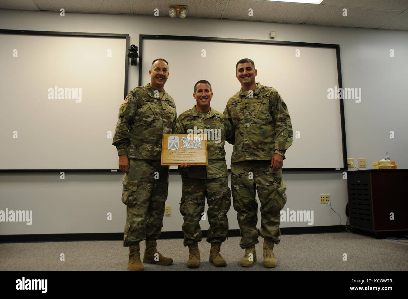 Esercito degli Stati Uniti in lt. col. Michael h. murphy iii, stato giudice militare, Carolina del Sud esercito nazionale guardia, è promosso al grado di colonnello nel corso di una cerimonia tenutasi presso l'aiutante generale di edificio in Columbia, nella Carolina del Sud, 6 agosto 2017. (L'esercito degli Stati Uniti Guardia nazionale foto da 1lt. cody i. denson) Foto Stock