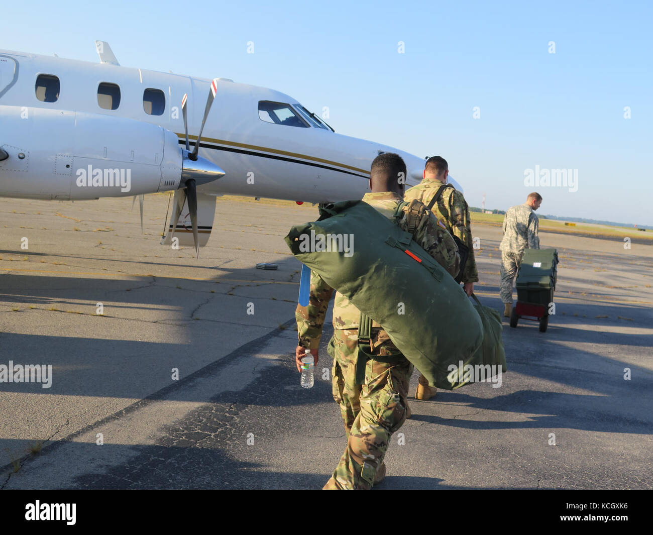 Carolina del sud la guardia nazionale i soldati partono per il Texas del Sud Carolina guardia nazionale operativa del comando di supporto presso la columbia metropolitan airport a Columbia nella Carolina del Sud, sept. 3, 2017, dopo gov. Henry mcmaster approvato il sostegno supplementare richiesta dal Texas dopo le devastanti inondazioni dall uragano Harvey. (L'esercito degli Stati Uniti Guardia nazionale foto di lt. col. cindi re) Foto Stock