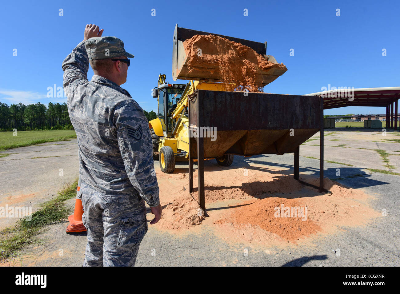 U.s. aviatori di La Carolina del Sud Air National Guard's 169ingegnere civile squadron riempire i sacchi di sabbia a mcentire comune di Guardia nazionale base, s.c., durante una statewide risposta a uragano irma, sept. 8, 2017. I sacchi di sabbia sono stati utilizzati per attenuare la raccolta di acqua da danneggiando edifici e strutture sulla base in preparazione per l'uragano irma. uragano irma ha raggiunto un picco come una categoria 5 uragano nell'Oceano Atlantico e viene proiettato a passare lungo la s.c. costa. (U.s. Air National Guard foto di senior airman megan floyd) Foto Stock