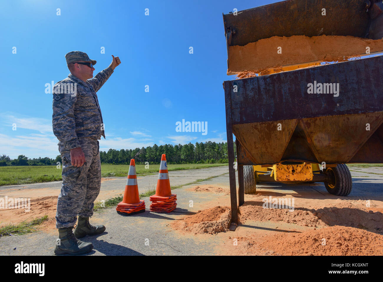 U.s. aviatori di La Carolina del Sud Air National Guard's 169ingegnere civile squadron riempire i sacchi di sabbia a mcentire comune di Guardia nazionale base, s.c., durante una statewide risposta a uragano irma, sept. 8, 2017. I sacchi di sabbia sono stati utilizzati per attenuare la raccolta di acqua da danneggiando edifici e strutture sulla base in preparazione per l'uragano irma. uragano irma ha raggiunto un picco come una categoria 5 uragano nell'Oceano Atlantico e viene proiettato a passare lungo la s.c. costa. (U.s. Air National Guard foto di senior airman megan floyd) Foto Stock