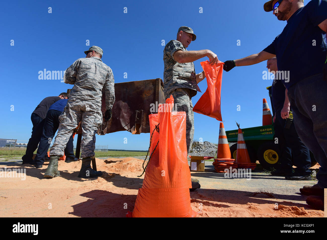 U.s. aviatori di La Carolina del Sud Air National Guard's 169ingegnere civile squadron riempire i sacchi di sabbia a mcentire comune di Guardia nazionale base, s.c., durante una statewide risposta a uragano irma, sept. 8, 2017. I sacchi di sabbia sono stati utilizzati per attenuare la raccolta di acqua da danneggiando edifici e strutture sulla base in preparazione per l'uragano irma. uragano irma ha raggiunto un picco come una categoria 5 uragano nell'Oceano Atlantico e viene proiettato a passare lungo la s.c. costa. (U.s. Air National Guard foto di senior airman megan floyd) Foto Stock