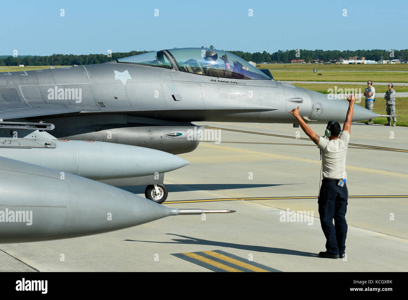 La guardia nazionale base, Carolina del Sud Air National Guard, lancia un F-16 Fighting Falcon jet da combattimento di trasferirsi in preparazione per l'uragano di irma il potenziale impatto, sept. 9, 2017. uragano irma ha raggiunto un picco come una categoria 5 uragano nell'Oceano Atlantico e viene proiettato all'urto di parti di s.c. (U.s. Air National Guard foto di Comandante Sergente caycee watson) Foto Stock