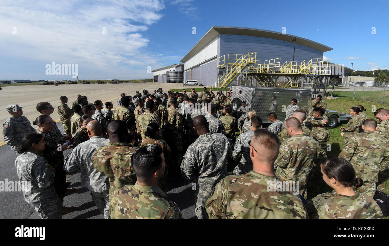 New Jersey nazionale soldati di guardia assegnato all'253rd transportation company, 57th squadrone comando, n.j. esercito nazionale guardia, partono dalla Carolina del Sud national guard army aviation support facility (loc. 2), Greenville, s.c., 10 settembre 2017. i soldati del 253rd ha trascorso la notte al volo scng facility al fine di riposo e di effettuare alcuni interventi di manutenzione non programmati su alcuni carrelli. il convoglio è attualmente diretto in Florida e si preparerà per il supporto di disaster-operazioni di risposta come uragano irma si muove northwestward, dopo aver approdo nel sud della Florida. (L'esercito degli Stati Uniti guardia nazionale Foto Stock