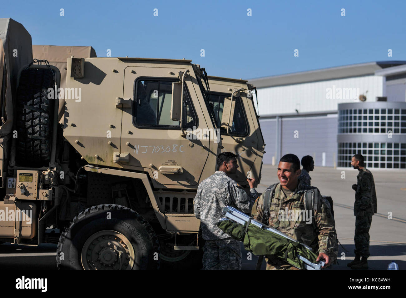 New Jersey nazionale soldati di guardia assegnato all'253rd transportation company, 57th squadrone comando, n.j. esercito nazionale guardia, partono dalla Carolina del Sud national guard army aviation support facility (loc. 2), Greenville, s.c., 10 settembre 2017. i soldati del 253rd ha trascorso la notte al volo scng facility al fine di riposo e di effettuare alcuni interventi di manutenzione non programmati su alcuni carrelli. il convoglio è attualmente diretto in Florida e si preparerà per il supporto di disaster-operazioni di risposta come uragano irma si muove northwestward, dopo aver approdo nel sud della Florida. (L'esercito degli Stati Uniti guardia nazionale Foto Stock