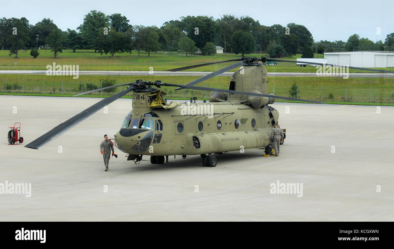 Connecticut national guard ch-47f elicotteri Chinook arrivano e stadio a La Carolina del Sud national guard army aviation support facility (loc. 2) come parte dell'emergenza-accumulo di risposta per l'uragano irma, Greenville, s.c., 10 settembre 2017. (L'esercito degli Stati Uniti Guardia nazionale foto di staff sgt. roberto di giovine) Foto Stock