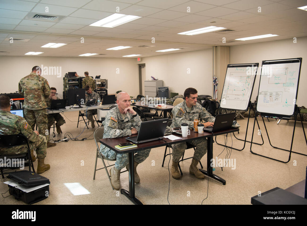 I soldati degli Stati Uniti da 1-118th fanteria, 218th manovra brigata enhancement, Carolina del Sud army National Guard per condurre operazioni dall'brooksville armory in hernando county, fl sept. 16, 2017. i soldati sono in Florida per fornire supporto durante i tentativi di recupero dopo l'uragano irma è venuto a terra e devastato lo stato. (L'esercito degli Stati Uniti Guardia nazionale foto di staff sgt. erica knight, 108th affari pubblici distacco) Foto Stock