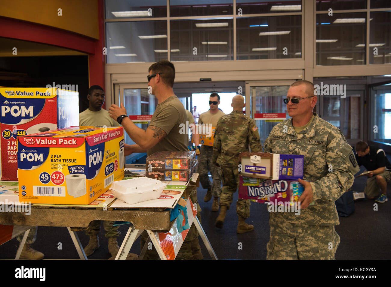 I soldati degli Stati Uniti dalla società B, 1-118th fanteria, 218th manovra brigata enhancement, Carolina del Sud esercito nazionale guardia contea assistita rappresentanti presso un centro di donazione in pasco county, fl sept. 16, 2017. i soldati sono in Florida per fornire supporto durante i tentativi di recupero dopo l'uragano irma è venuto a terra e devastato lo stato. (L'esercito degli Stati Uniti Guardia nazionale foto di staff sgt. erica knight, 108th affari pubblici distacco) Foto Stock