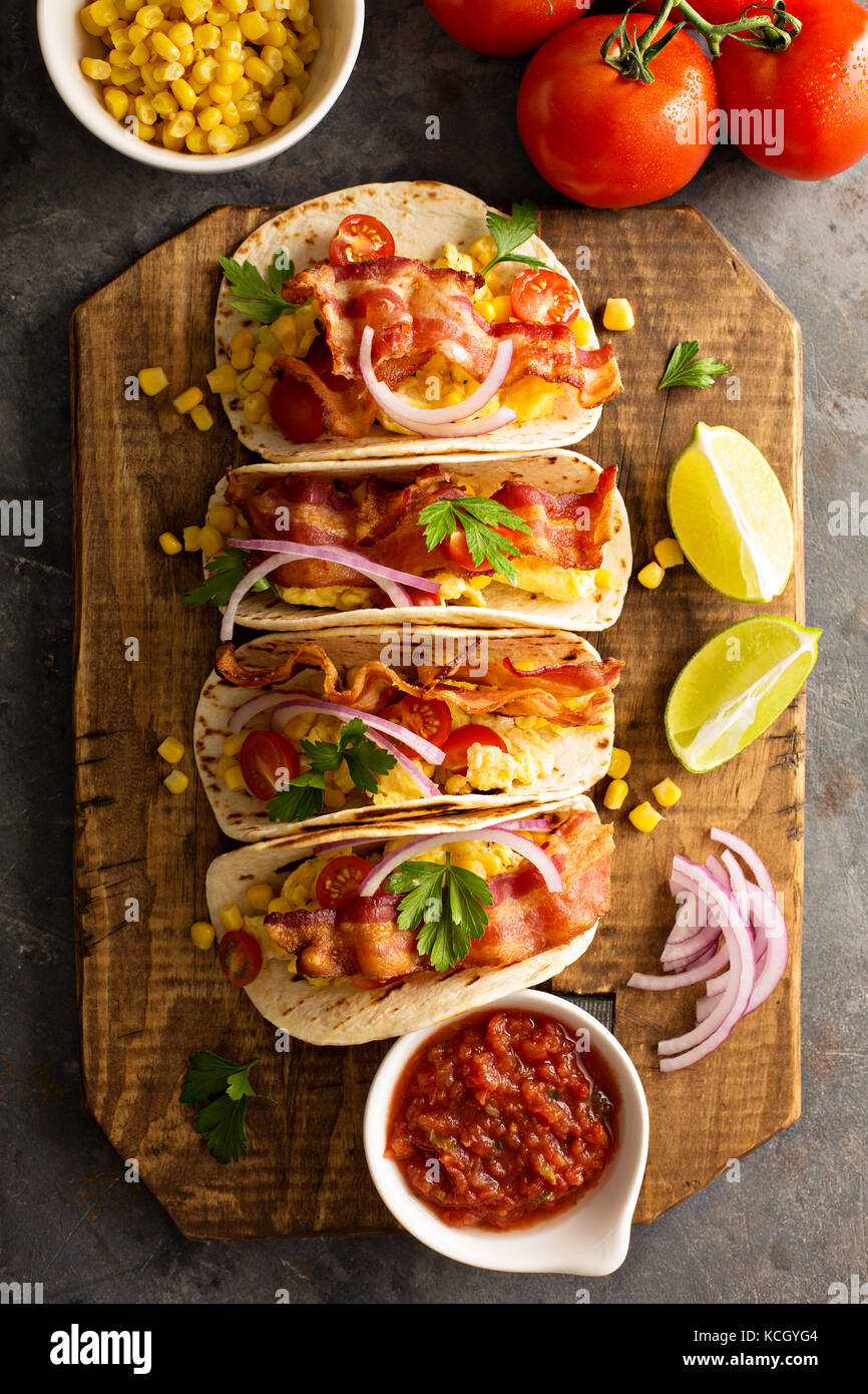 La colazione tacos con uova strapazzate e bacon Foto Stock