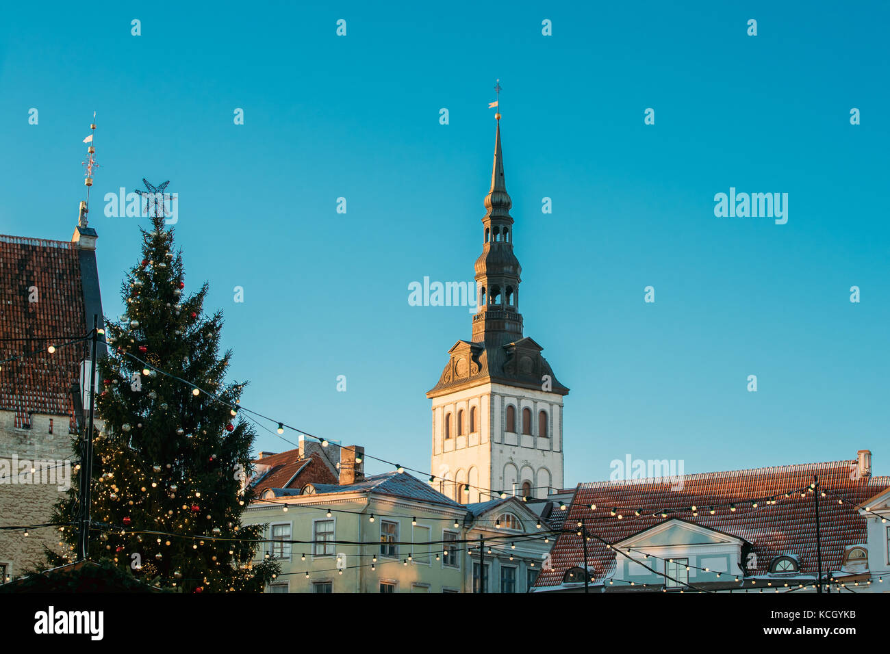 Tallinn, Estonia. Albero di natale e la chiesa di san nicola Niguliste Kirik è medioevale ex chiesa luterana. ospita oggi del ramo del museo di arte o Foto Stock
