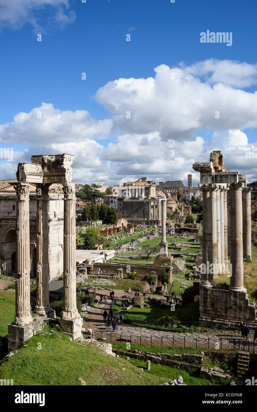 Roma. L'Italia. Vista del Foro Romano dal Tabularium, Musei Capitolini. Tempio di Vespasiano (in primo piano a sinistra) & Tempio di Saturno (a destra). Foto Stock