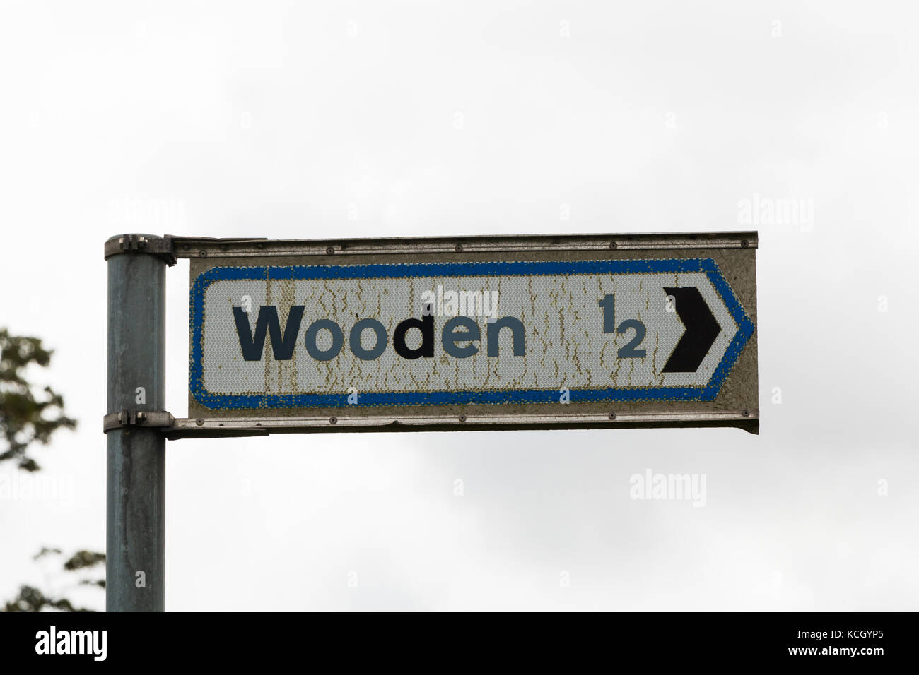 Meteo battuto direzione segno indicante una distanza di mezzo miglio al borgo di legno, Northumberland, Regno Unito con spazio di copia Foto Stock