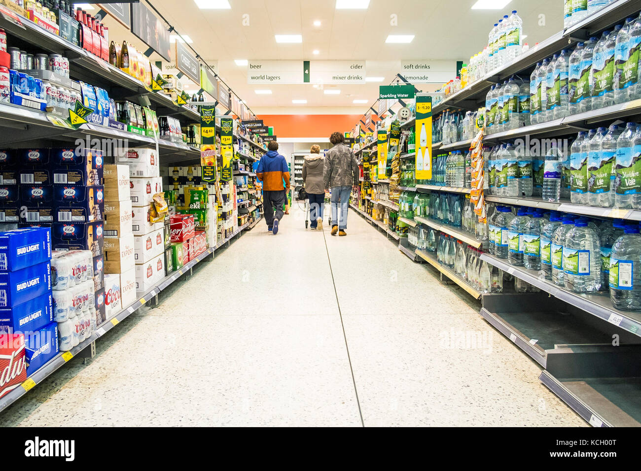 Shopping in un supermercato - i clienti acquisti in un supermercato Morrisons. Foto Stock Shopping in un supermercato - i clienti acquisti in un supermercato Morrisons. Foto Stock