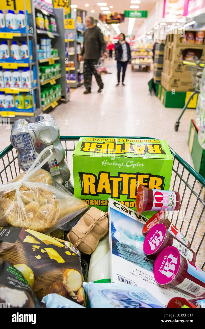Shopping in un supermercato - un carrello della spesa pieno di articoli acquistati in un supermercato Morrisons. Foto Stock