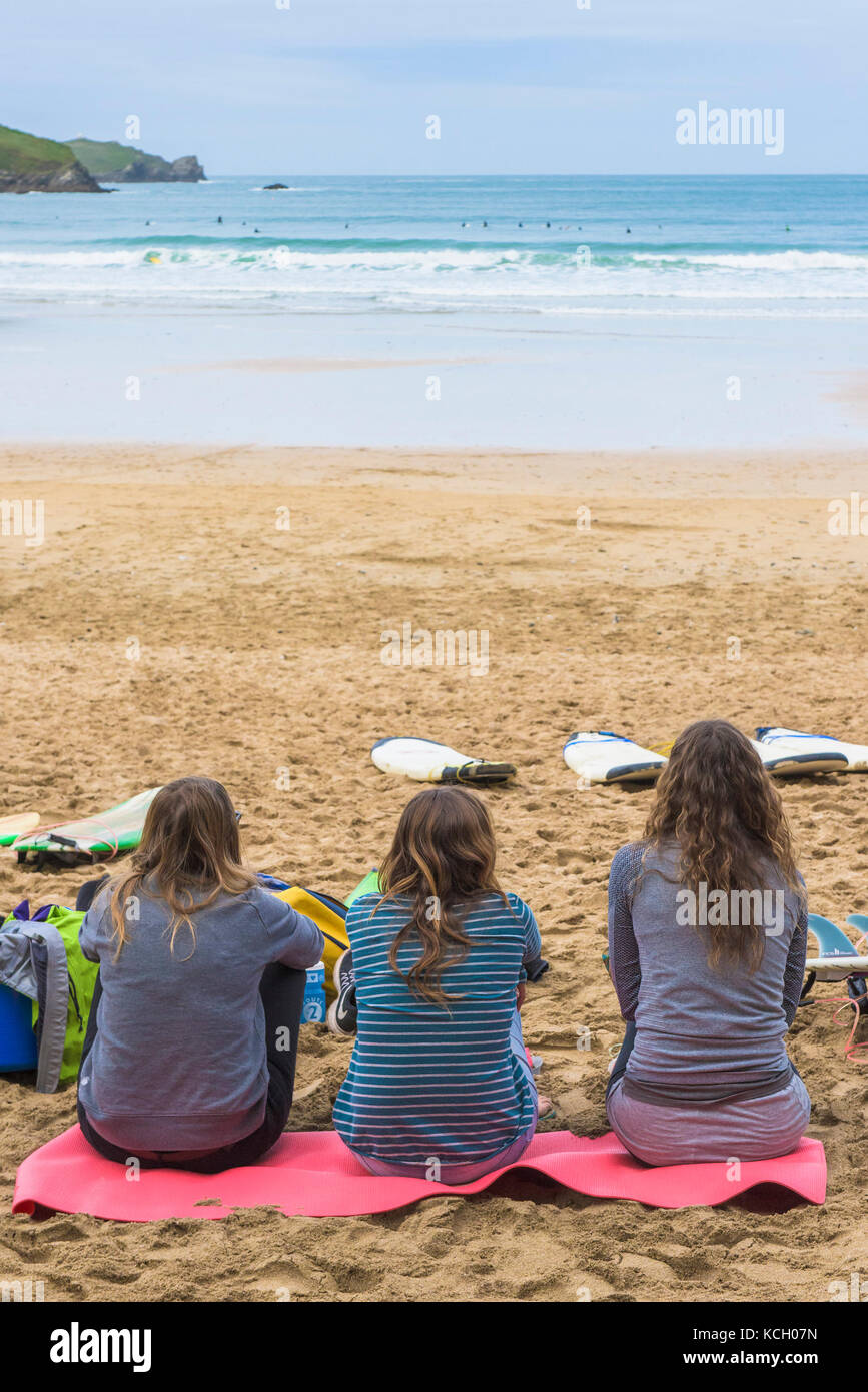 Cornish Beach scene - tre donne rilassarsi sulla spiaggia insieme e godere della vista. Foto Stock
