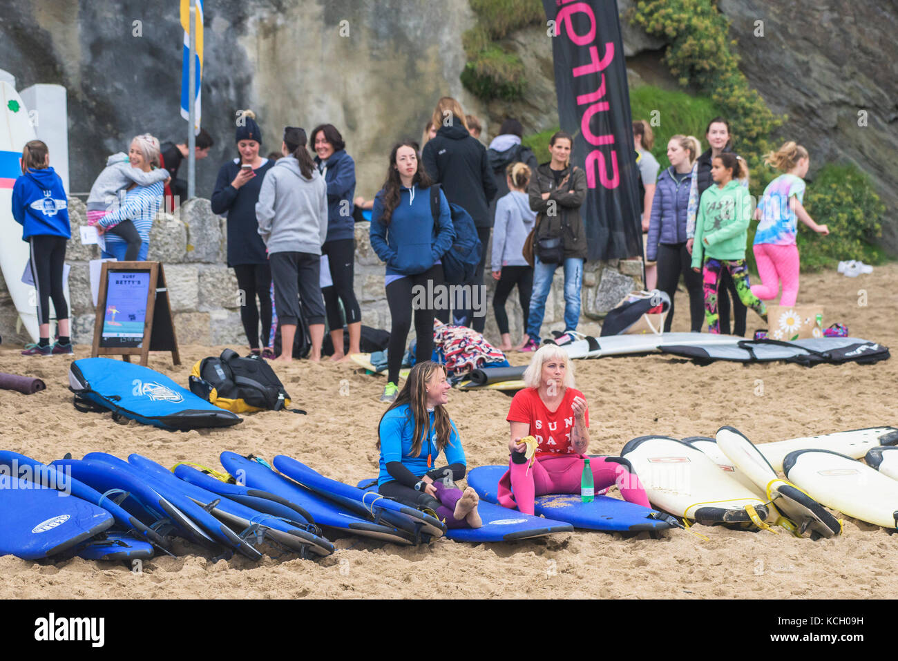 Un raduno di donne al Surf Betty's Festival - un womens' festival tenutosi a Newquay a conferire maggiore potere alle donne attraverso il surf e il fitness. La Cornovaglia. Foto Stock