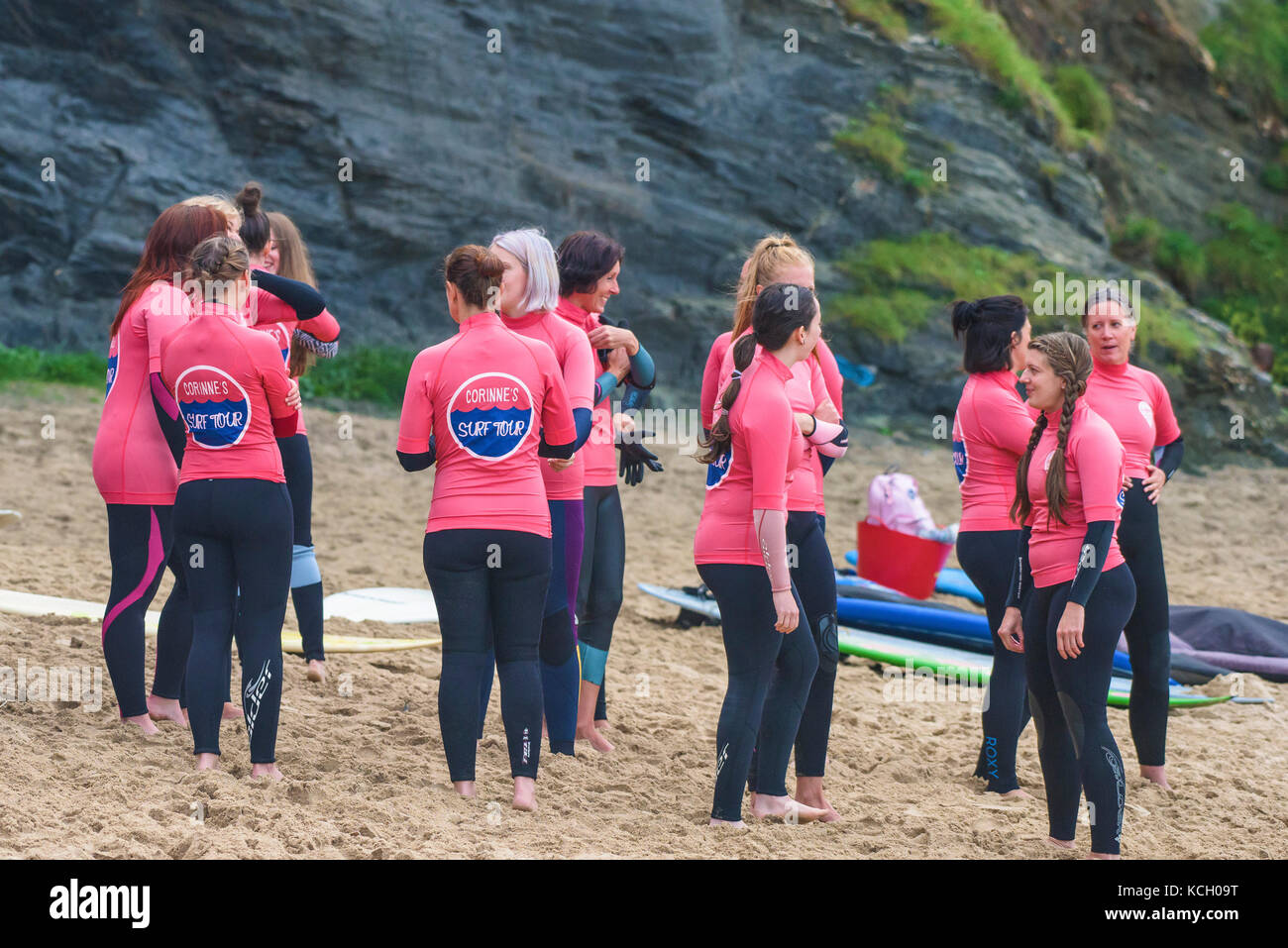 Le donne in attesa di iniziare una Lezione di Surf - Surf Betty's Festival un festival che si tiene a Newquay per aiutare le donne attraverso il surf e il fitness. Foto Stock