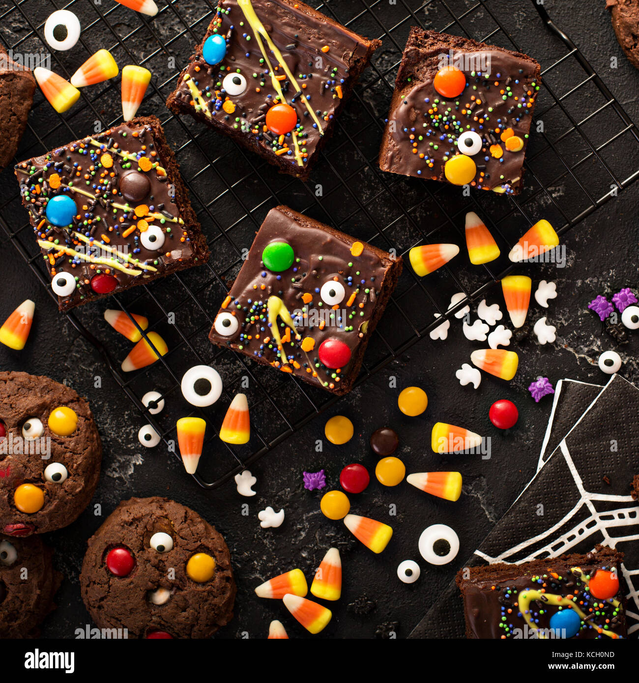 Mostro di cioccolato brownies prelibatezze fatte in casa per la festa di Halloween Foto Stock