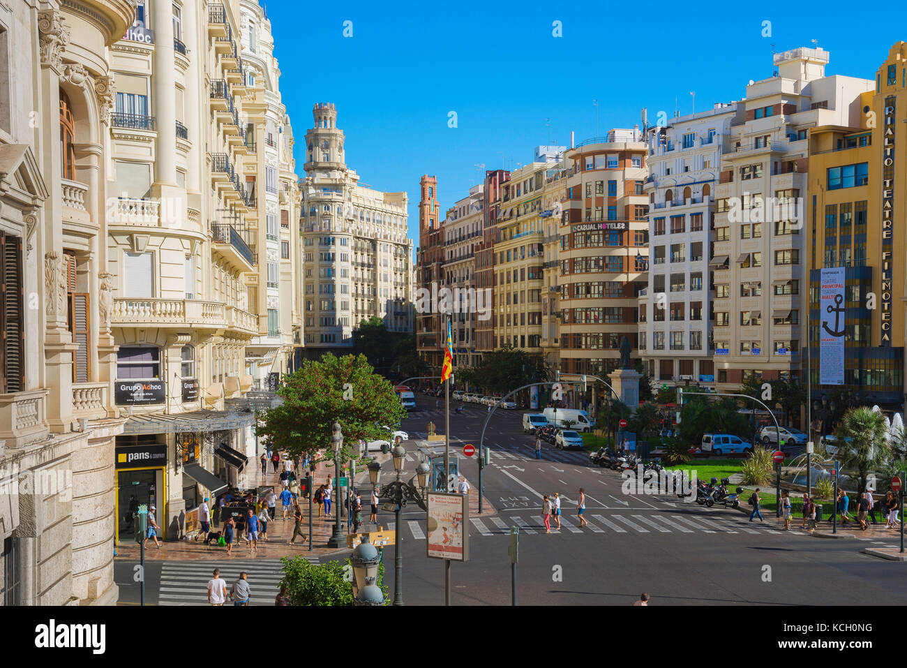 La città di Valencia in Spagna, vista nord dalla Plaza del Ayuntamiento verso il Carrer San Vicente Martir nel centro della città di Valencia, Spagna. Foto Stock
