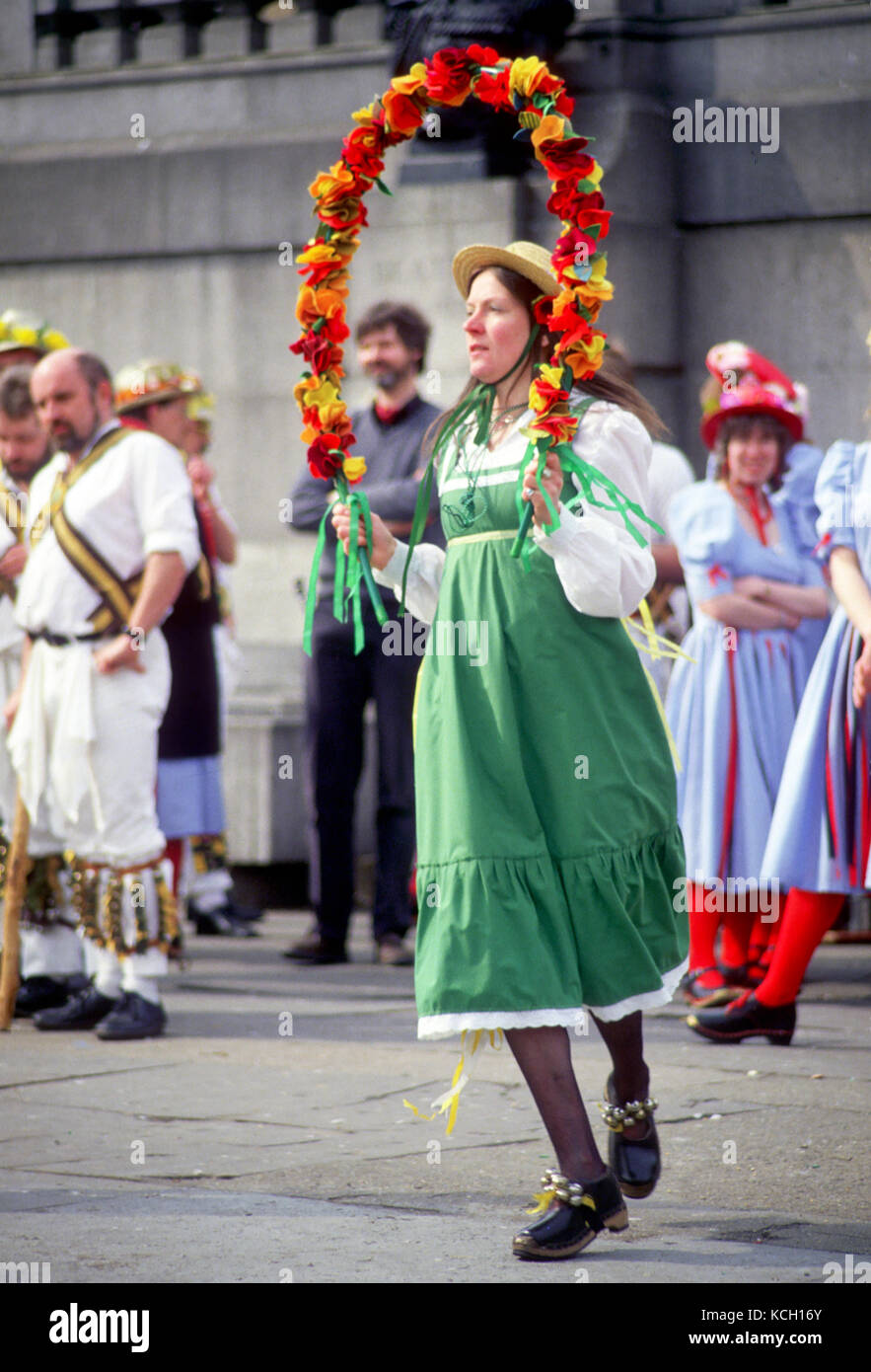 Donne morris ballerini in Trafalgar Square, Londra, degli anni ottanta Foto Stock