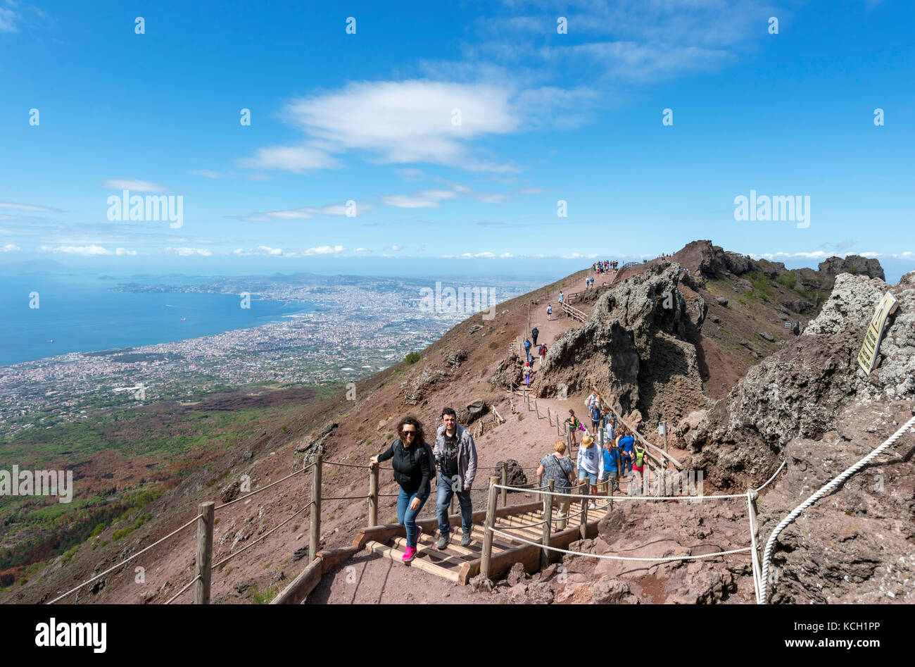 Percorso attorno al cratere del Vesuvio e vista sulla città di Napoli e della baia di Napoli, Napoli, campania, Italy Foto Stock