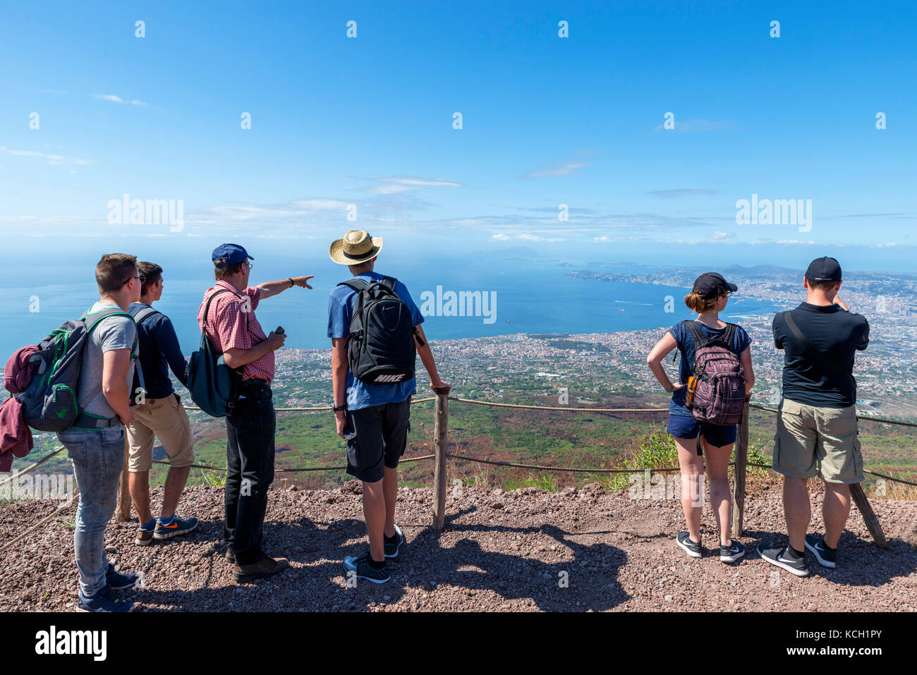 Vista sulla città di Napoli e il golfo di Napoli dalla vetta del Monte Vesuvio, Napoli, campania, Italy Foto Stock