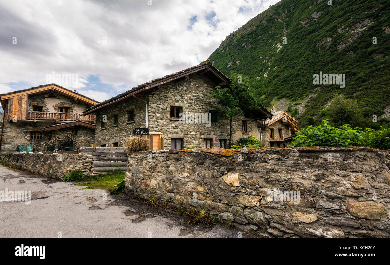 Architettura tradizionale con la casa di pietra a Bonneval-sur-Arc village, dipartimento della Savoia ,RHONE ALPES,uno dei più bei villaggi di Francia Foto Stock