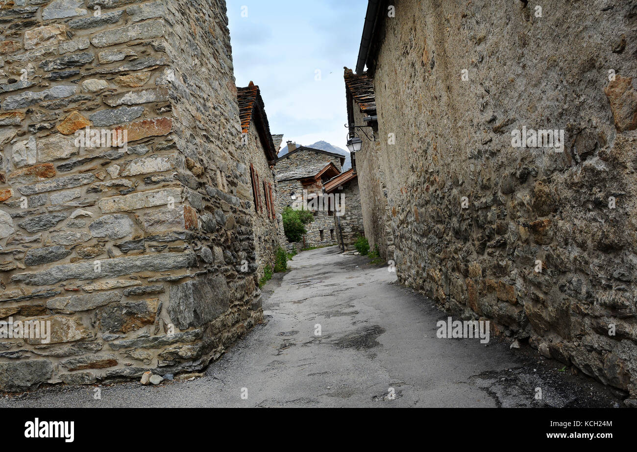 Architettura tradizionale con la casa di pietra a Bonneval-sur-Arc village, dipartimento della Savoia ,RHONE ALPES,uno dei più bei villaggi di Francia Foto Stock