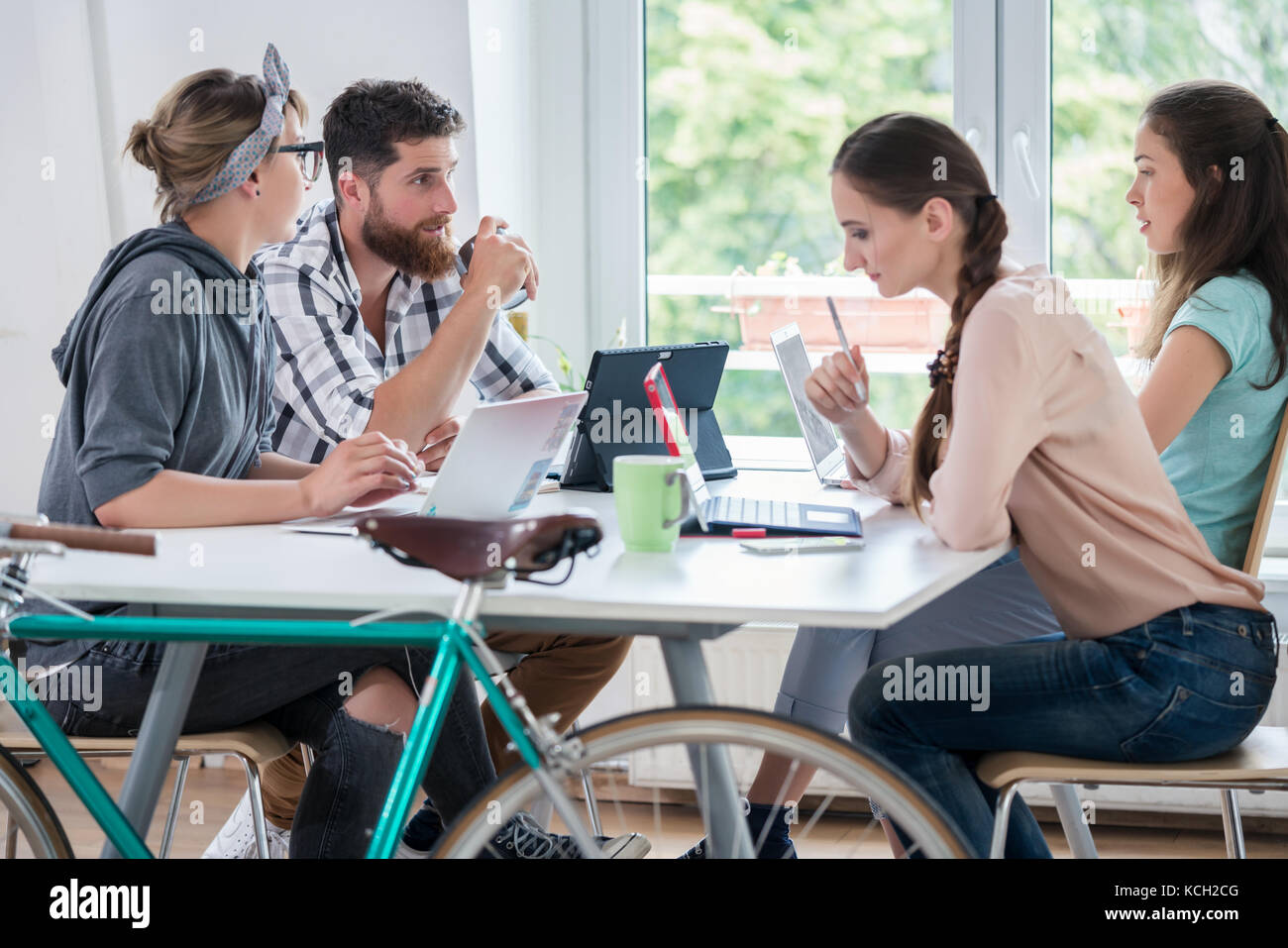 Quattro abili collaboratori e fornitori indipendenti di co-worki Foto Stock