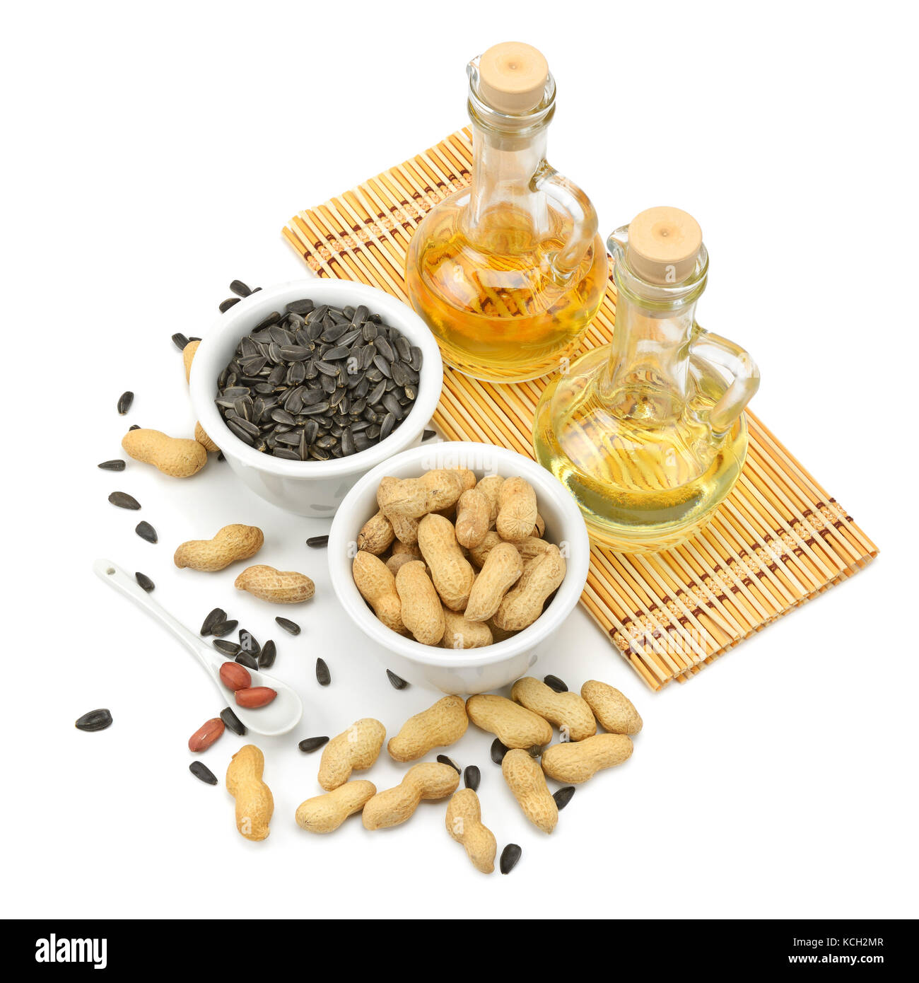 Semi di girasole, arachidi e olio isolato su bianco Foto Stock