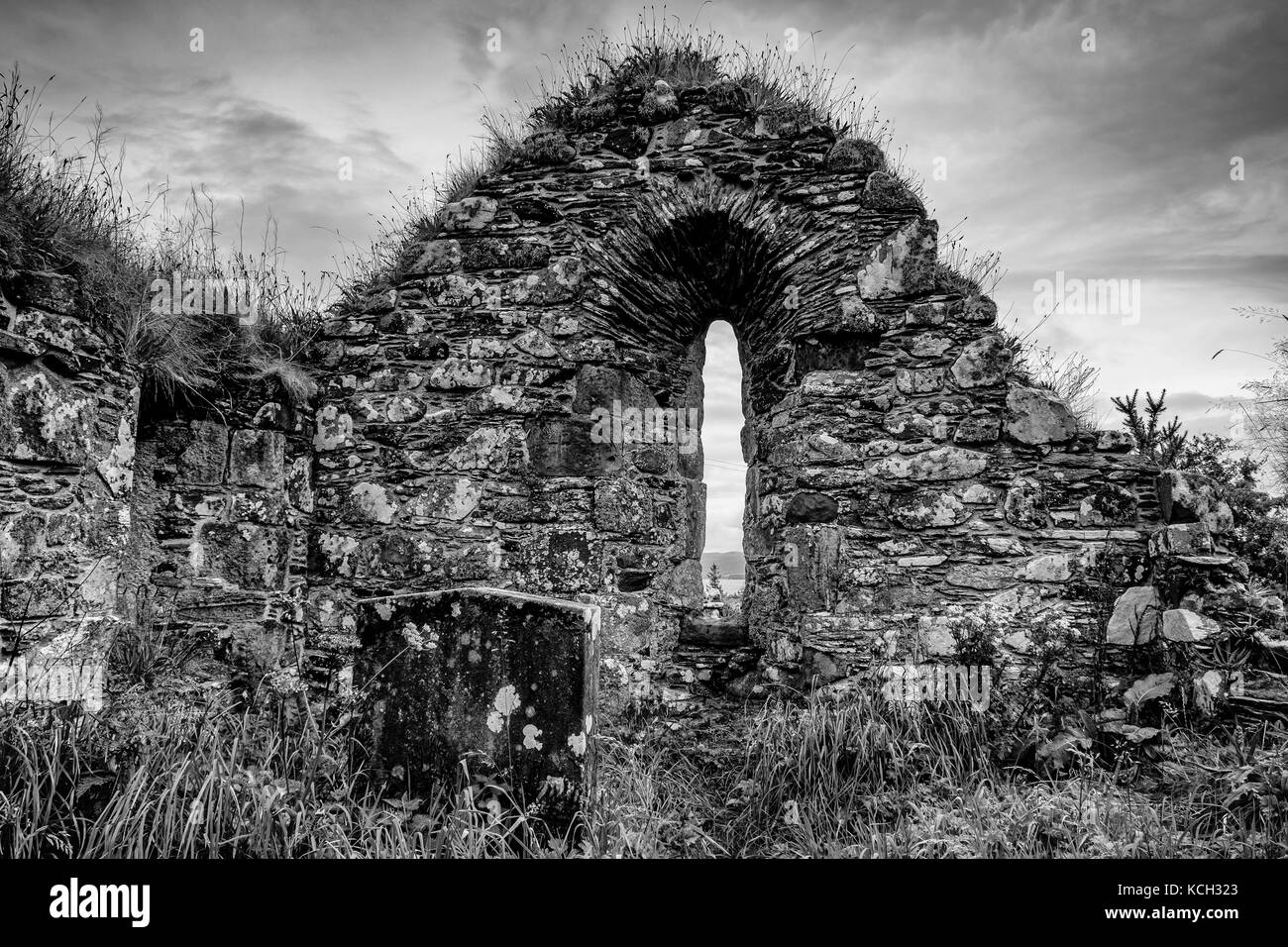 Bianco e nero rovine della chiesa kilchattan, Isle of Gigha, con la visualizzazione della finestra Foto Stock