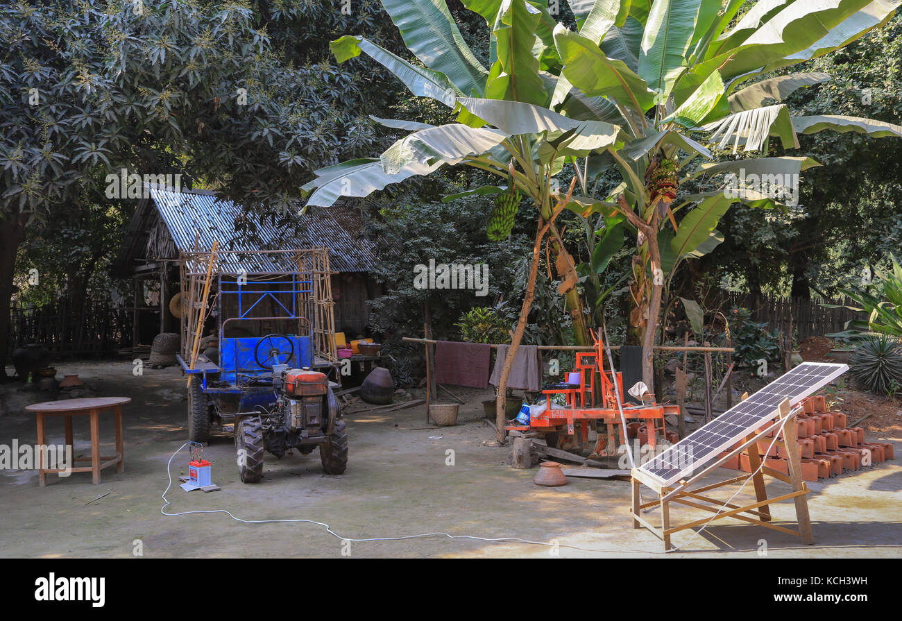 La batteria del trattore è in carica utilizzando un Powered Solar Charger Yandabo villaggio sul fiume Irrawaddy in Myanmar (Birmania). Foto Stock