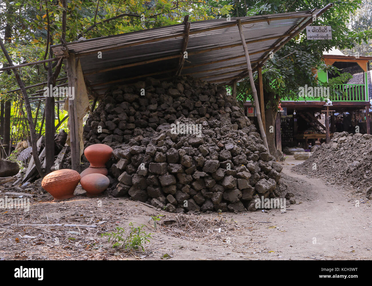 Uno stock di argilla in ceramica in Yandabo villaggio sul fiume Irrawaddy in Myanmar (Birmania). Foto Stock