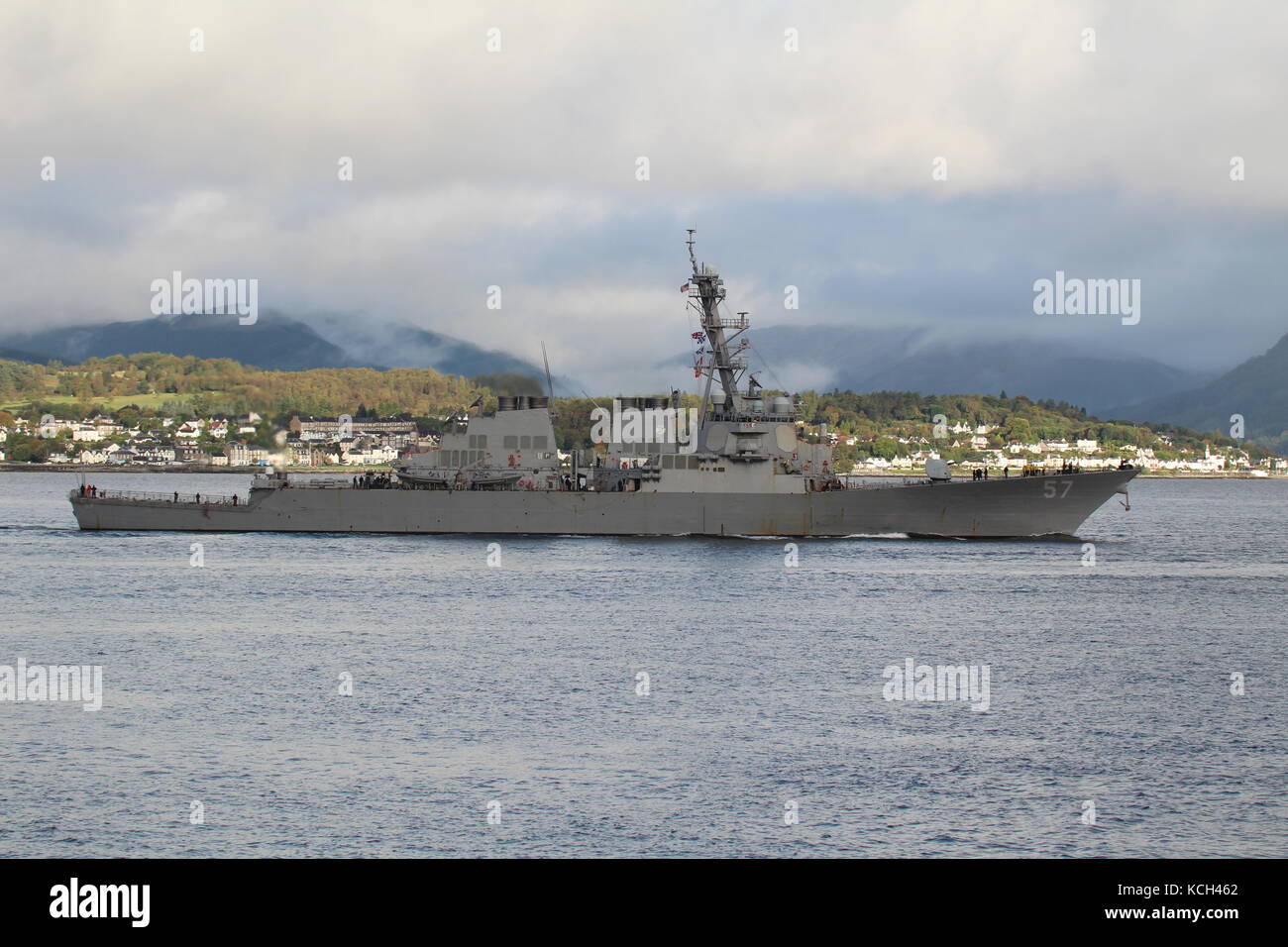 USS Mitscher (DDG-57), un cacciatorpediniere missilistico guidato della marina statunitense di classe Arleigh Burke, passando Gourock all'arrivo per l'Esercito Joint Warrior 17-2. Foto Stock