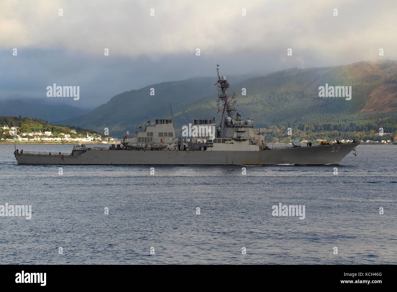 USS Mitscher (DDG-57), un cacciatorpediniere missilistico guidato della marina statunitense di classe Arleigh Burke, passando Gourock all'arrivo per l'Esercito Joint Warrior 17-2. Foto Stock