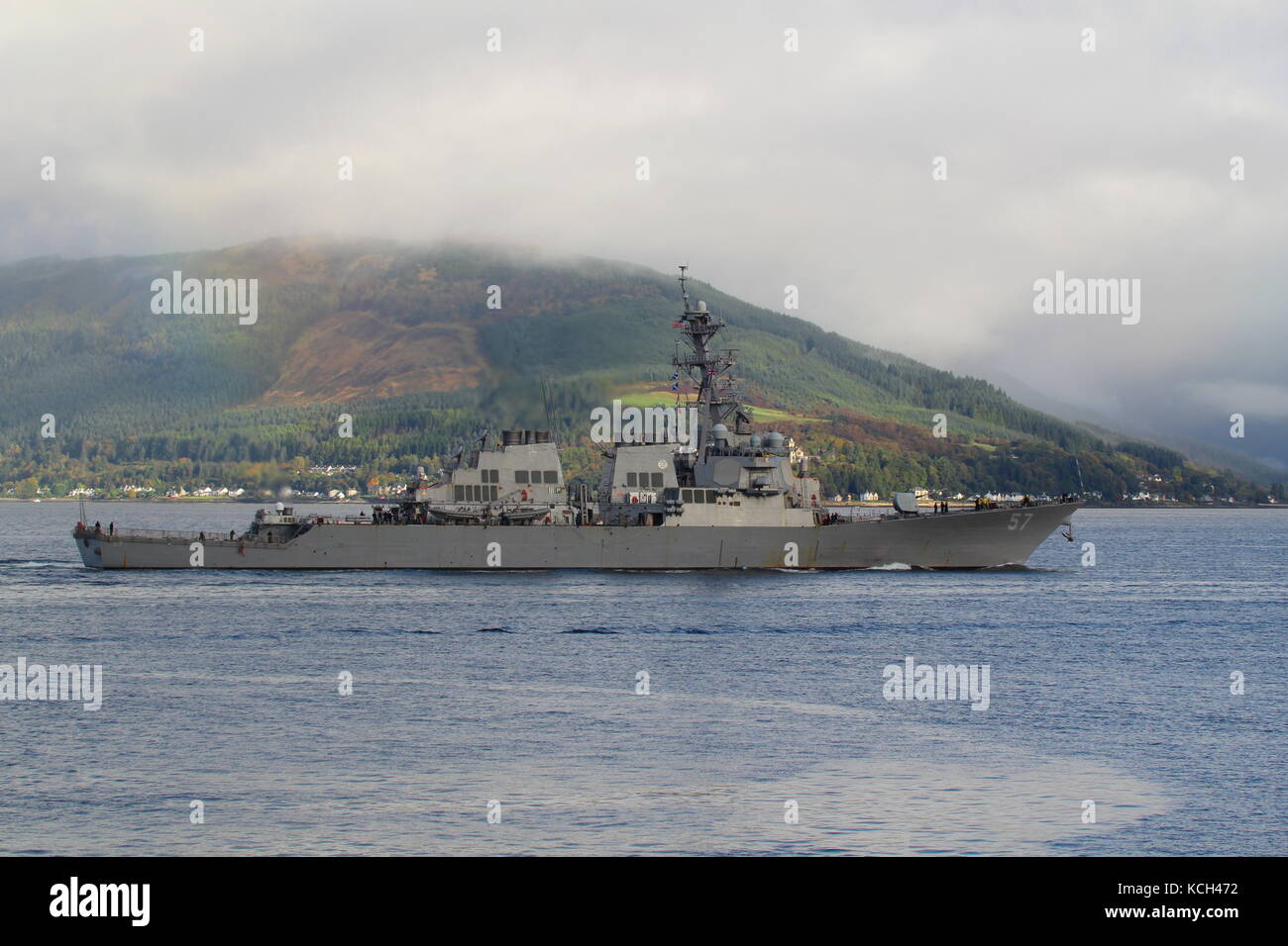 USS Mitscher (DDG-57), un cacciatorpediniere missilistico guidato della marina statunitense di classe Arleigh Burke, passando Gourock all'arrivo per l'Esercito Joint Warrior 17-2. Foto Stock