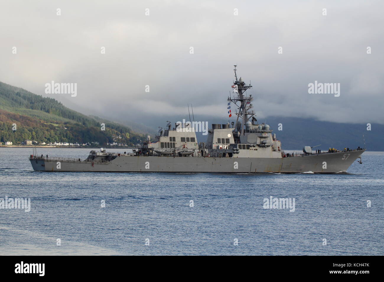 USS Mitscher (DDG-57), un cacciatorpediniere missilistico guidato della marina statunitense di classe Arleigh Burke, passando Gourock all'arrivo per l'Esercito Joint Warrior 17-2. Foto Stock