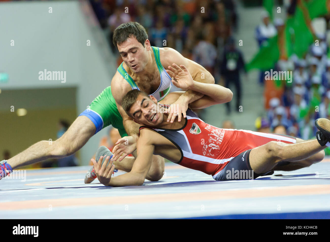 Ashgabat 2017 - 5° Asian Indoor & Giochi MartialArts 25-09-2017. Mens Wrestling, Yazan Eiwaid (JOR) v o aAberdiyew (tkm) Foto Stock