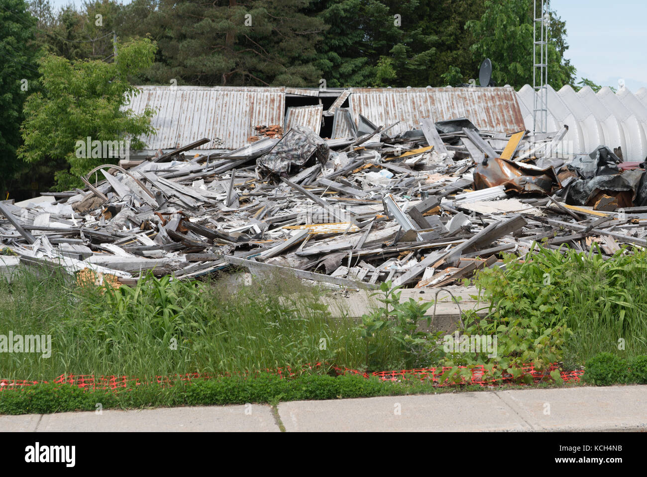 Pila di spazzatura, legno e acciaio dalla demolita house Foto Stock