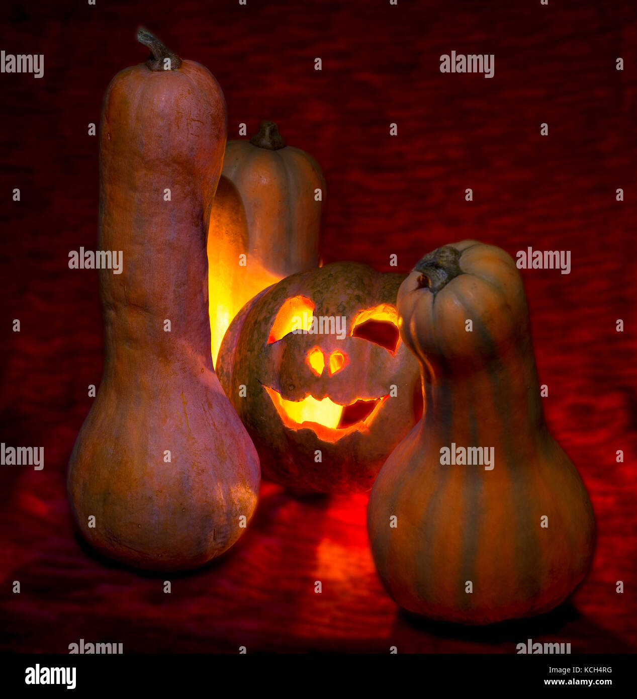 Halloween, male candele zucca gloom sul rosso Foto Stock