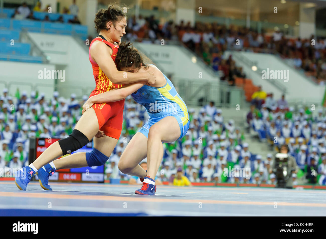 Ashgabat 2017 - 5° Asian Indoor & Giochi MartialArts 25-09-2017. Il wrestling Womens 75kg - Paliha (CHN) v G. Yerkebayeva (KAZ) Foto Stock